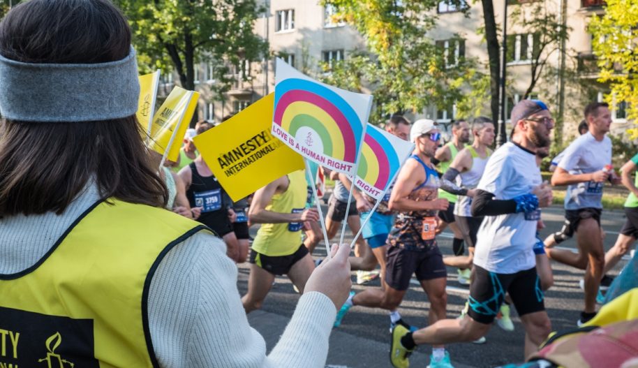 Akcja Biegam Dobrze na punkcie kibicowania Amnesty International podczas Maratonu Warszawskiego.