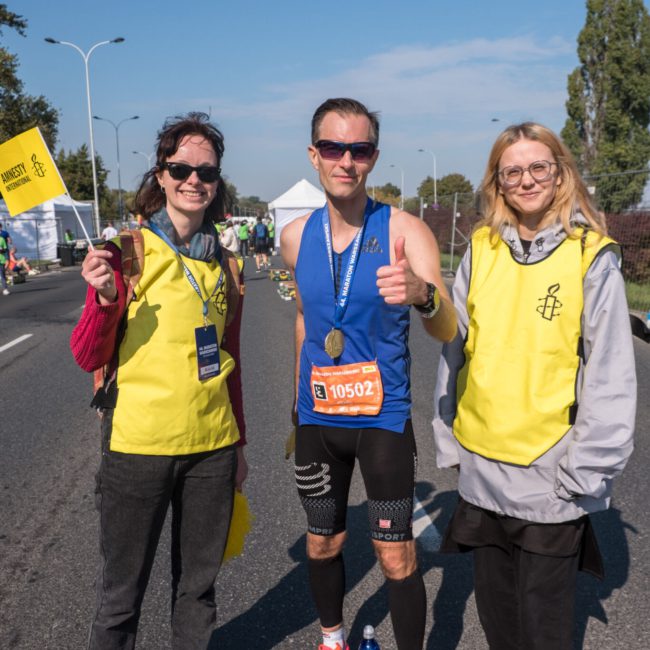 Maraton Warszawski 2022, meta i osoby biegnące w akcji Biegam Dobrze.