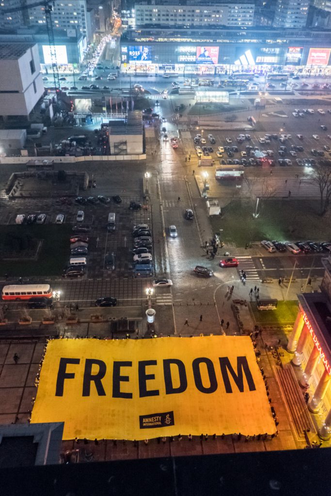 Baner z napisem "Freedom" rozłożony na Placu Defilad przed Teatrem Dramatycznym w Pałacu Kultury i Nauki w Warszawie.