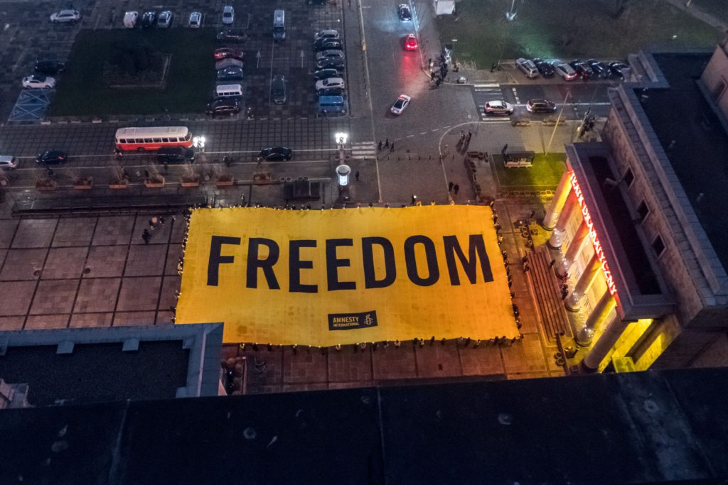 Baner z napisem "Freedom" rozłożony na Placu Defilad przed Teatrem Dramatycznym w Pałacu Kultury i Nauki w Warszawie.