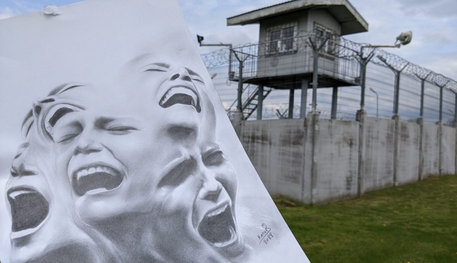 Zdjęcie grafiki zrobionej na papierze przez Karrara Espanola ogrodzenia kolczastego i wieżyczki strażniczej ośrodka detencyjnego w Litwie. Tytuł grafiki - :Scream the Mind (Krzyk umysłu). ©Karrar Español
