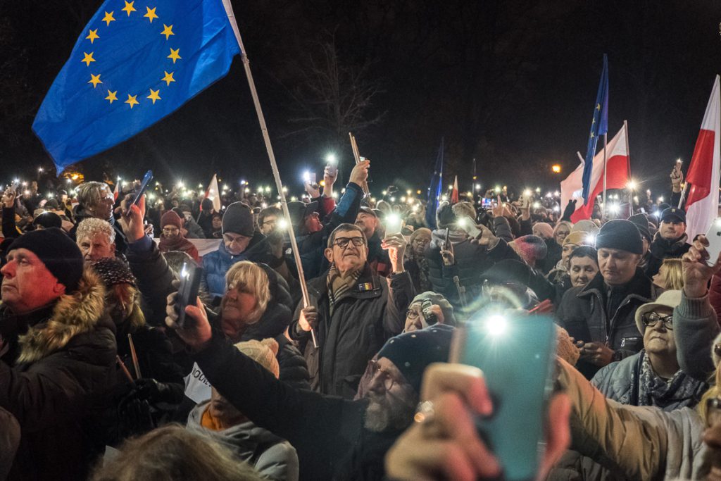 „Wolne Sądy” i „łańcuch światła”, protest w obronie niezawisłości sędziów, Warszawa 1 grudnia 2019 