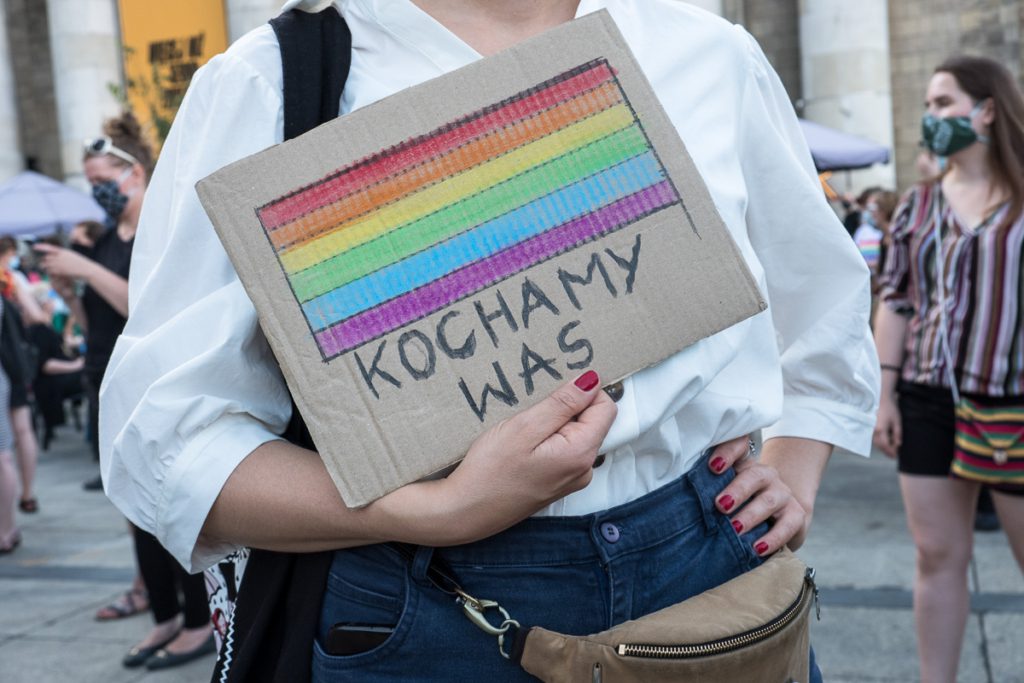 „Nigdy nie będziesz szła sama”, protest solidarnościowy z zatrzymanymi osobami, w tym aktywistami_kami LGBTI+, Warszawa 8 sierpnia 2020 