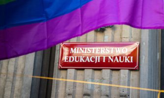 Zdjęcie tabliczki z budynku ministerstwa edukacji i nauki.