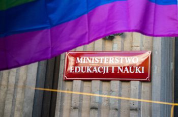 Zdjęcie tabliczki z budynku ministerstwa edukacji i nauki.