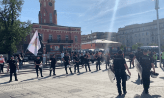 Grupa policji oddzielająca zgromadzenie od kontrmanifestacji na placu w Częstochowie.