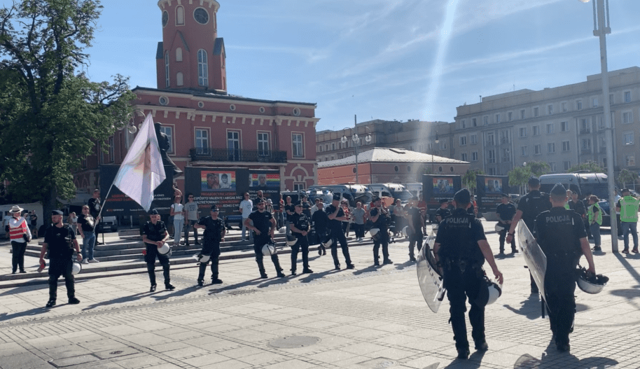 Grupa policji oddzielająca zgromadzenie od kontrmanifestacji na placu w Częstochowie.