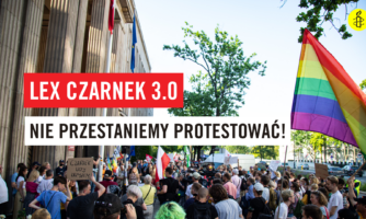 Infografika Lex Czarnek 3.0 - nie przestaniemy protestować. W tle protest przed ministerstwem edukacji.