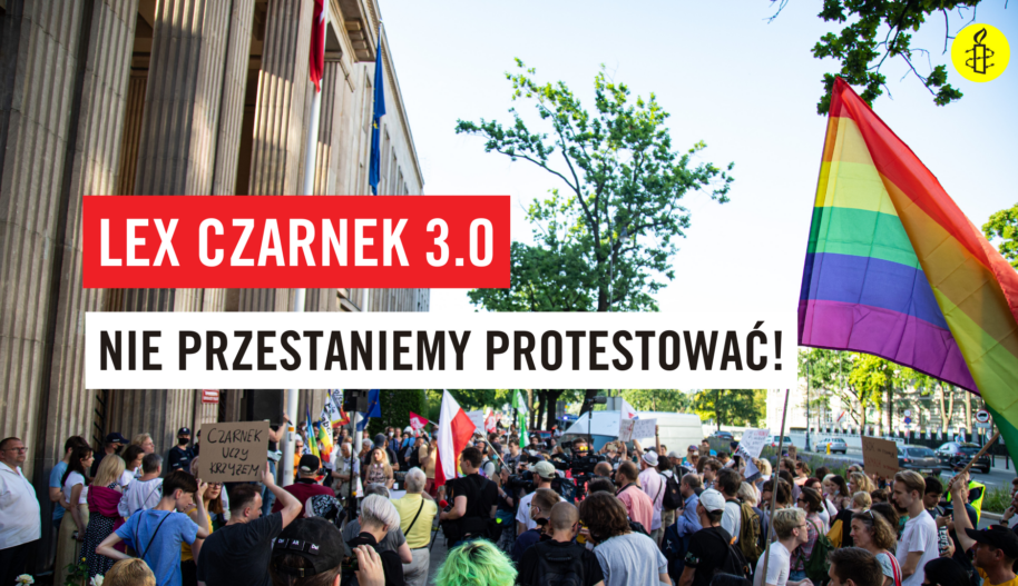 Infografika Lex Czarnek 3.0 - nie przestaniemy protestować. W tle protest przed ministerstwem edukacji.