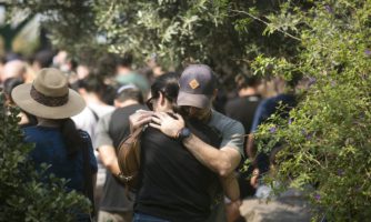 Dwie osoby podczas pogrzebu ofiary ataków Hamasu.