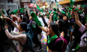 Protestujące kobiety z zielonymi chustami, domagające się dekryminalizacji aborcji w Kolumbii