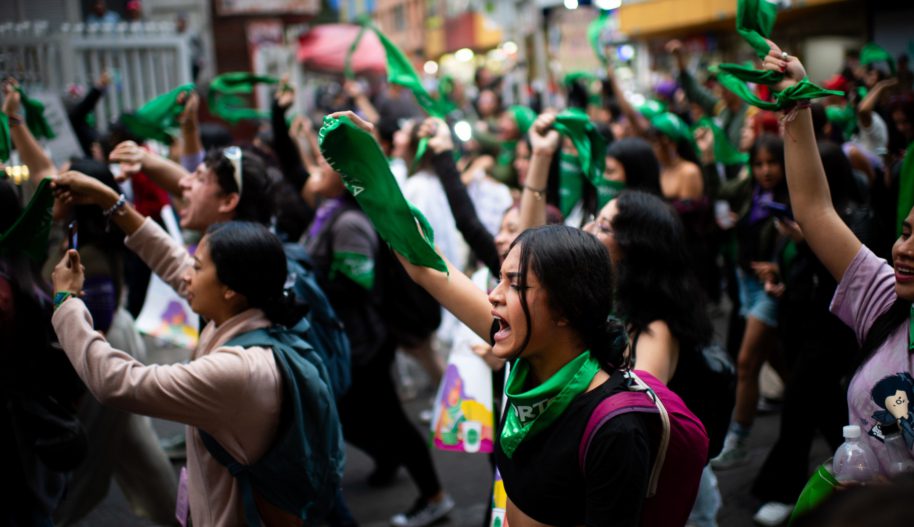 Protestujące kobiety z zielonymi chustami, domagające się dekryminalizacji aborcji w Kolumbii