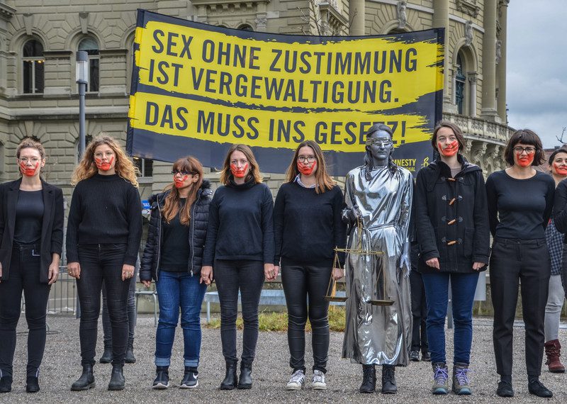 Aktywiści przekazują 37 000 podpisów pod petycją do szwajcarskiej Kancelarii Federalnej, wzywając do zmiany przestarzałego szwajcarskiego prawa karnego dotyczącego przemocy seksualnej, w szczególności w celu uwzględnienia definicji gwałtu opartej na zgodzie.