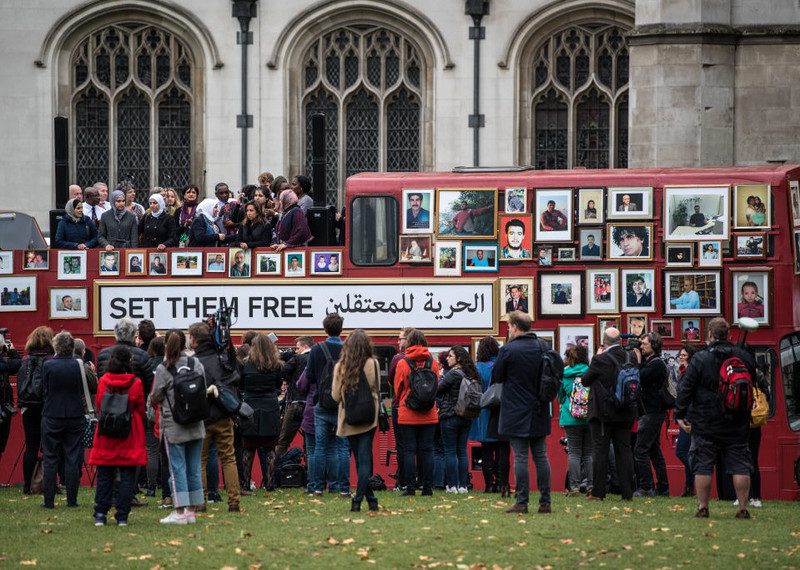 Zdjęcia zaginionych Syryjczyków są wywieszone na piętrowym autobusie podczas demonstracji "Rodzin na rzecz wolności" na Parliament Square w Londynie w Anglii. Protest jest częścią prowadzonej przez kobiety kampanii na rzecz praw osób zaginionych w Syrii.