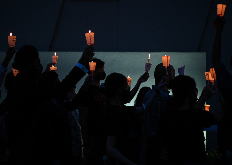 Aktywiści czuwają przy świecach na proteście przeciwko zbliżającej się egzekucji obywatela Malezji, Nagaenthrana K. Dharmalingama, który został skazany na śmierć za przemyt heroiny do Singapuru.