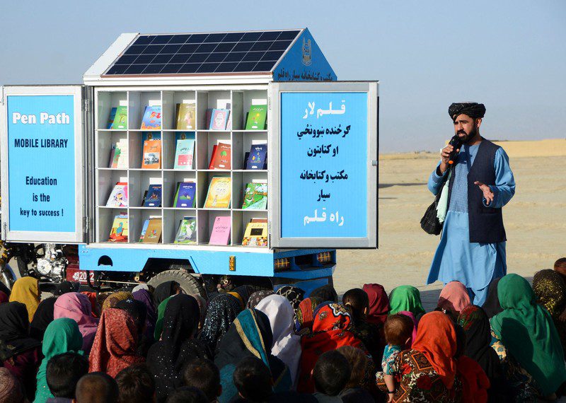 Matiullah Wesa, szef PenPath i działacz na rzecz edukacji dziewcząt w Afganistanie, rozmawia z dziećmi podczas zajęć obok swojej mobilnej biblioteki w dystrykcie Spin Boldak w prowincji Kandahar. Wesa, założyciel projektu prowadzącego kampanię na rzecz edukacji dziewcząt w Afganistanie, został zatrzymany przez talibów w Kabulu za swoją pracę.