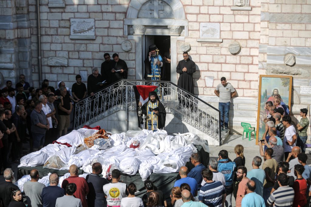Zdjęcie ceremonii pogrzebowej ofiar ataków wojsk izraelskich.