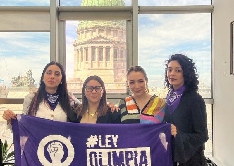 Kongres Argentyny zatwierdził Ustawę Olimpia, która ma na celu zapobieganie przemocy ze względu na płeć w Internecie i pociągnięcie sprawców do odpowiedzialności. Nowe prawo zostało nazwane na cześć Olimpii Coral Melo, aktywistki, która prowadzi kampanię na rzecz wolnych od przemocy przestrzeni cyfrowych dla dziewcząt i kobiet.