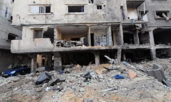 Budynek w Strefie Gazy zniszczony po izraelskich atakach.