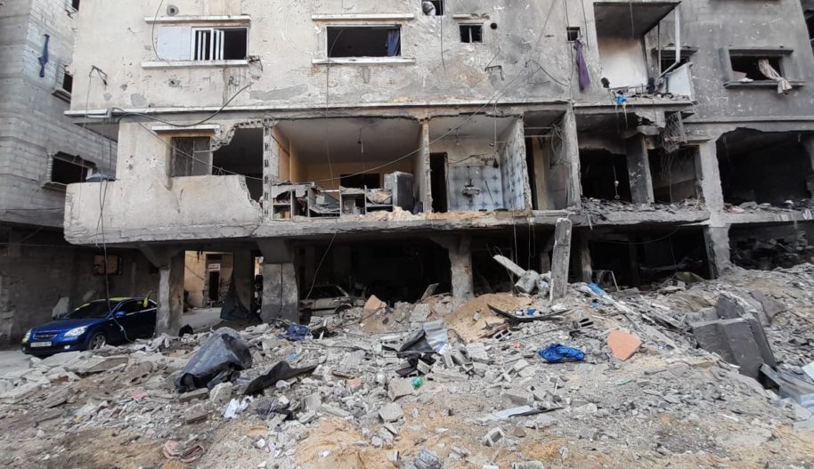 Budynek w Strefie Gazy zniszczony po izraelskich atakach.