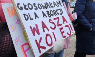 Transparent dotyczący prawa do aborcji w rękach aktywistek.