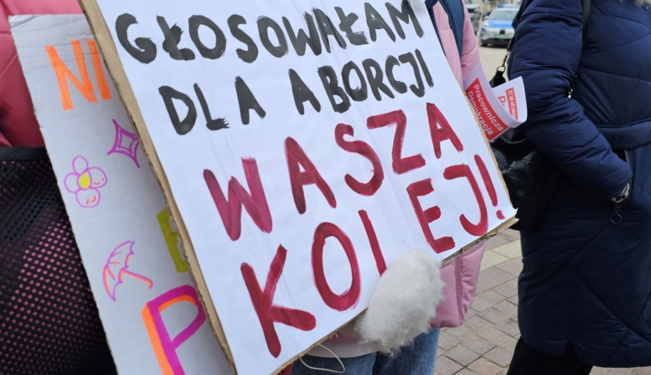 Transparent dotyczący prawa do aborcji w rękach aktywistek.