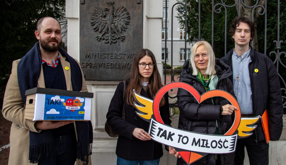 Grupa osób przed ministerstwem sprawiedliwości.