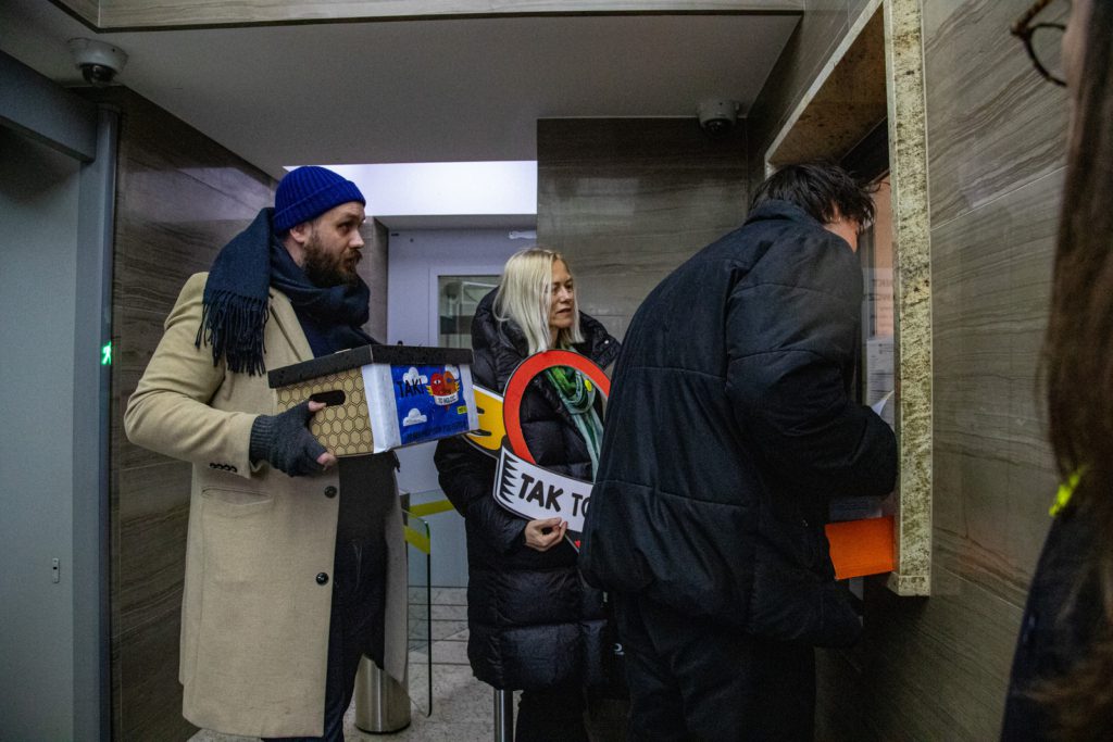 Grupa osób składająca petycję w ministerstwie sprawiedliwości.