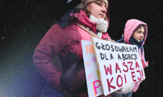 Dwie osoby trzymające transparent dotyczący prawa do aborcji.