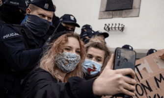 Dwie młode kobiety robiące sobie selfie na proteście.