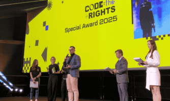 Grupa osób na scenie, ogłoszenie nagród w konkursie. W tel logo Code The Rights.