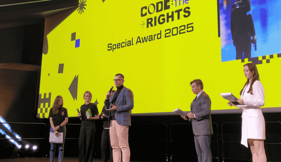 Grupa osób na scenie, ogłoszenie nagród w konkursie. W tel logo Code The Rights.