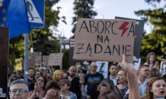 Transparent z napisem „Aborcja na żądanie” podczas demonstracji przed Sejmem RP w Warszawie.