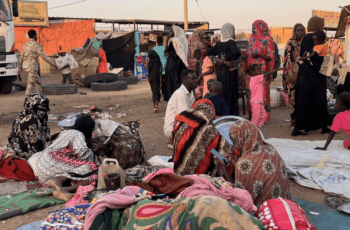 Grupa uchodźców na ulicy w Darfurze