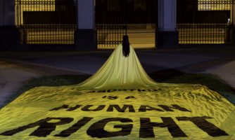 Rozwinięta flaga z napisem abortion is a human right.