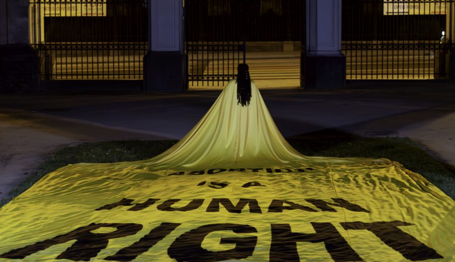 Rozwinięta flaga z napisem abortion is a human right.