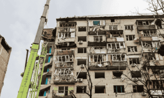 Zniszczony przez bombardowanie budynek mieszkalny w Ukrainie.