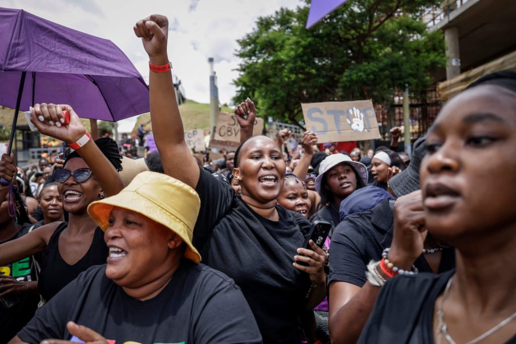 Duża grupa kobiet w trakcie protestu.