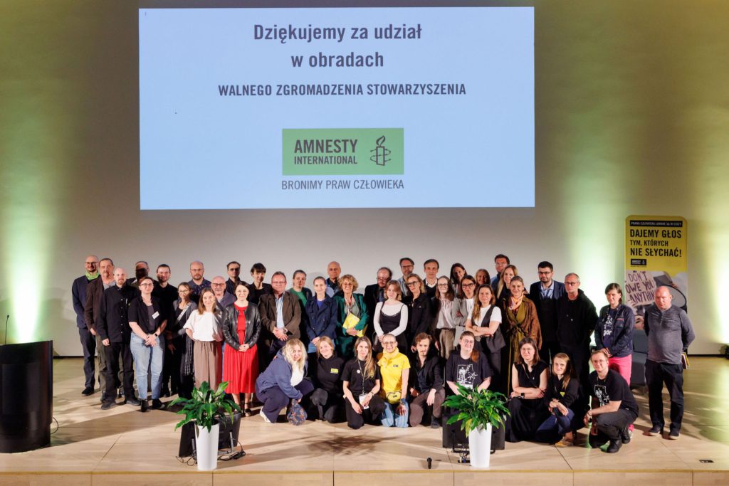 Duża grupa osób pozuje do zdjęcia pamiątkowego na Walnym Zgromadzeniu.