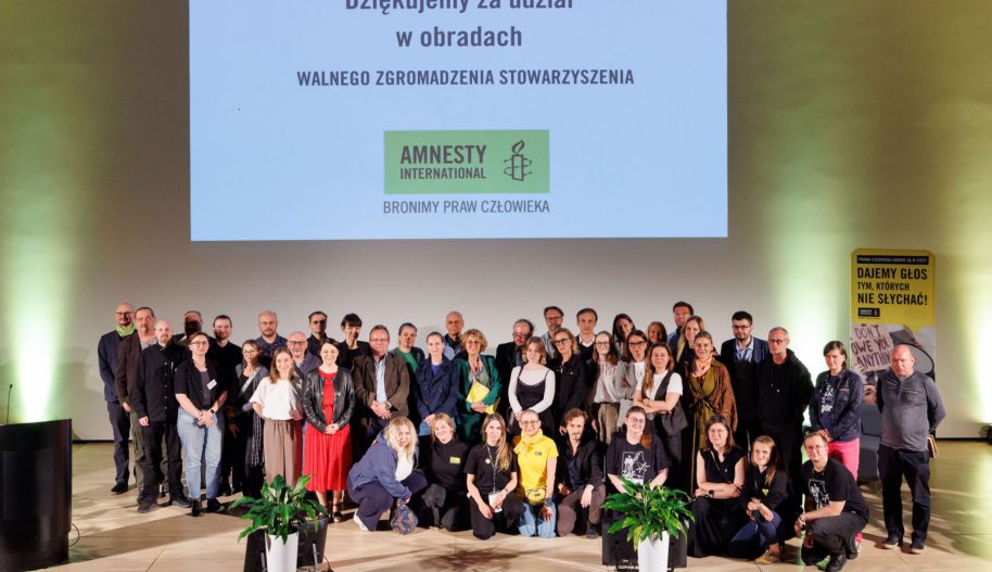 Duża grupa osób pozuje do zdjęcia pamiątkowego na Walnym Zgromadzeniu.