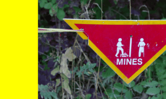 Znak ostrzegawczy przed polem minowym.